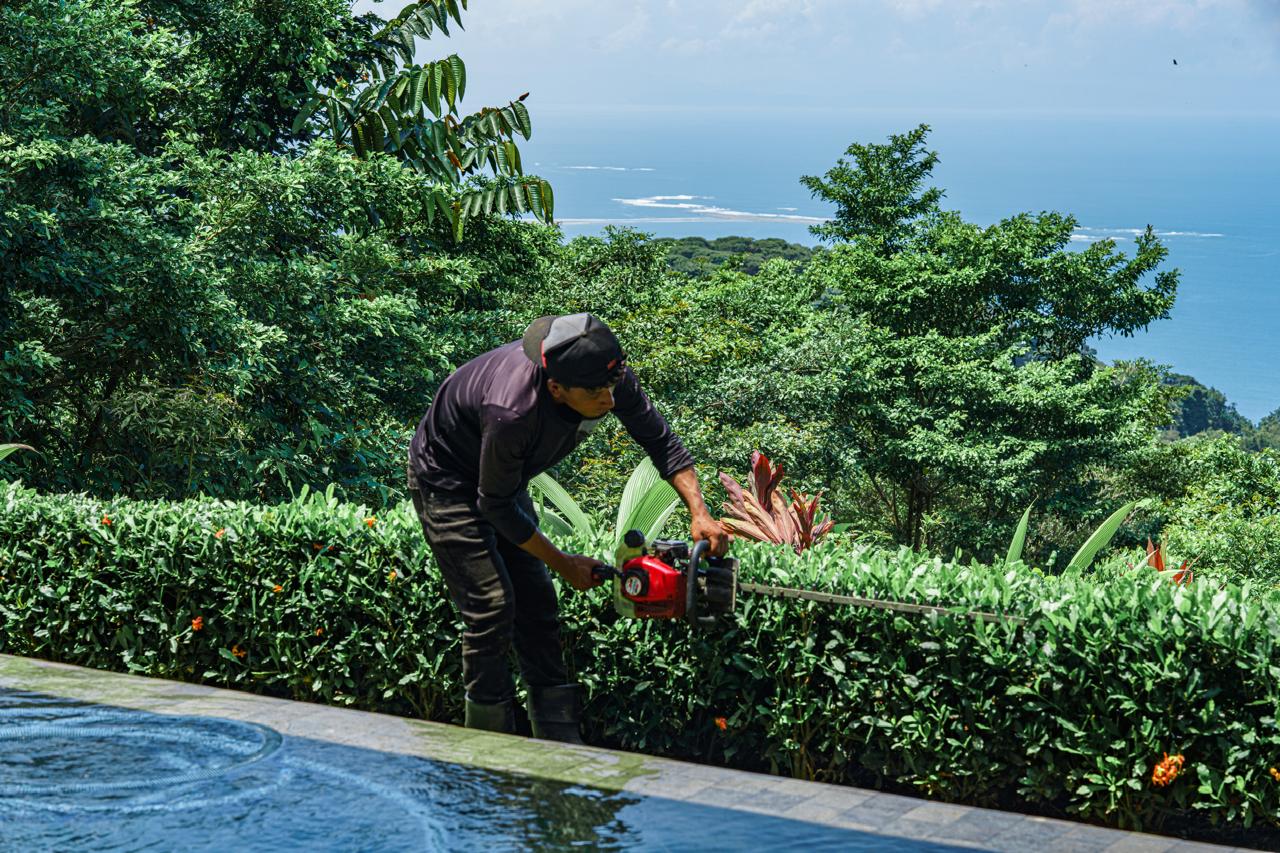 Mantenimiento de jardin con vista al océano
