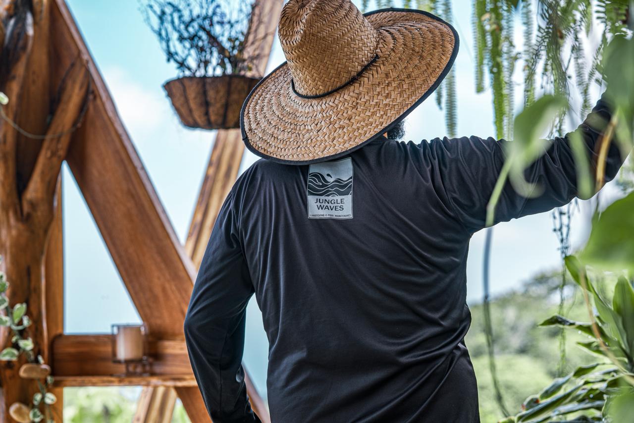 Trabajador de Jungle Waves con uniforme oficial